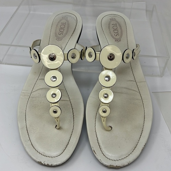 Tod’s Sz 38 Cream Leather and Patent Leather T Strap Slip On Sandals - Picture 2 of 9